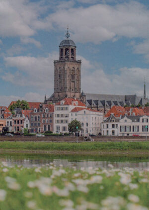 Postkaart Deventer Kiekjes 11 - Uitzicht op de Lebuinuskerk X12