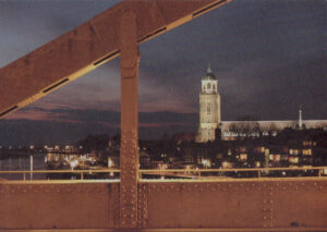 Postkaart Deventer Kiekjes 18 - Lebuinus vanaf de Wilhelminabrug X12