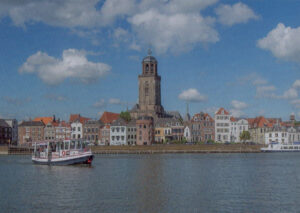 Postkaart Deventer Kiekjes 19 - Skyline van Deventer en Pontje X12